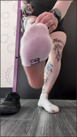 gothsolesx sweaty gym feet revealed in the gym 4540843594